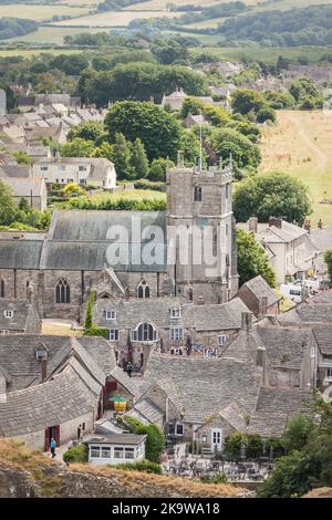 DORSET, Großbritannien - 06. Juli 2022. Luftaufnahme des hübschen englischen Dorfes und der Pfarrkirche Saint Edward in der Nähe von Corfe Castle, Purbeck, Dorset Stockfoto