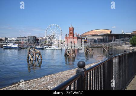 Blick über Cardiff Bay zum Mermaid Quay und dem historischen Pierhead Building South Wales UK Stockfoto