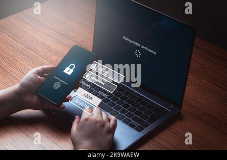 Frau, die sich mit dem Smartphone anmeldet und auf die Scannerauthentifizierung auf dem Laptop wartet. Cyber-Sicherheitskonzept. Datenschutz und gesicherter Internetzugang. Stockfoto