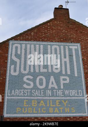 SUNLIGHT Soap-Werbung an der Seite eines Hauses in der Albert Street, Bletchley. Ein „Geisterzeichen“ aus dem späten 1800s/frühen 1900s. Stockfoto