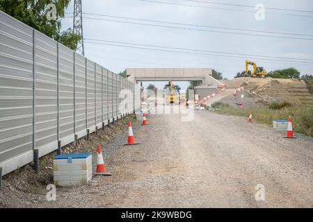 WINSLOW, Großbritannien – 29. Juli 2022. Lärmschutzbarriere an der Verney Junction, Baustelle der neuen Eisenbahnlinie East West Rail zwischen Oxford und B Stockfoto