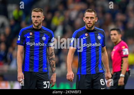 Mailand, Italien. 29. Oktober 2022. Milan Skriniar (37) und Stefan De Vrij (6) von Inter sahen in der Serie Ein Spiel zwischen Inter und Sampdoria bei Giuseppe Meazza in Mailand. (Foto: Gonzales Photo/Alamy Live News Stockfoto