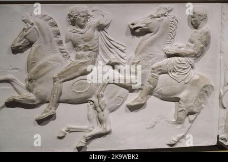 Parthenon Frieze (Elgin Marbles), zwei Reiter aus dem Westfriese des Parthenon auf der Akropolis im British Museum, London, Ukon auf der Akropolis in Athen Stockfoto