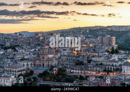 Modica, eine Stadt auf einem Hügel, in der Provinz Ragusa, Sizilien. Im Zentrum der Stadt ragt die barocke Kathedrale San Giorgio hervor. Stockfoto