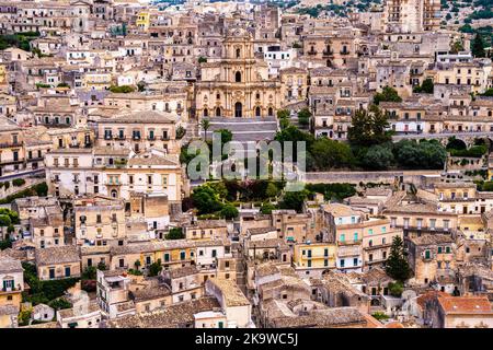 Modica, eine Stadt auf einem Hügel, in der Provinz Ragusa, Sizilien. Im Zentrum der Stadt ragt die barocke Kathedrale San Giorgio hervor. Stockfoto