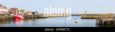 WHITBY, Großbritannien - 21. September 2022. Panoramablick auf den Hafen von Whitby mit Fischerboot, North Yorkshire, Großbritannien Stockfoto