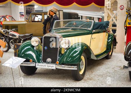 SPEYER, DEUTSCHLAND - OKTOBER 2022: Grün beige weiß elfenbein MERCEDES-BENZ 230 Cabriolet Ein 1939 Retro Cabrio im Technikmuseum Speyer. Stockfoto