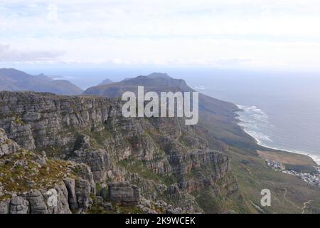 Ein allgemeiner Blick auf die Rücksprünge des Tafelbergs im Abendlicht. Kapstadt in Südafrika. Stockfoto