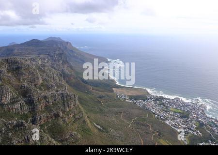 Ein allgemeiner Blick auf die Rücksprünge des Tafelbergs im Abendlicht. Kapstadt in Südafrika. Stockfoto