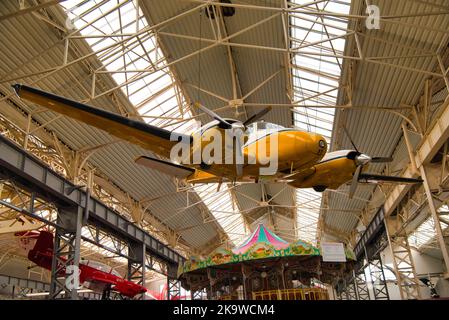 SPEYER, DEUTSCHLAND - OKTOBER 2022: Weißgelbe BEECHCRAFT MODELL 50 im Technikmuseum Speyer. Stockfoto