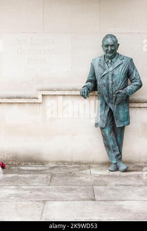 AYLESBURY, Großbritannien - 04. Juli 2021. Bronzestatue von Professor Sir Ludwig Guttmann CBE, Gründer der Stoke Mandeville Games, die sich zum Paralym entwickelten Stockfoto