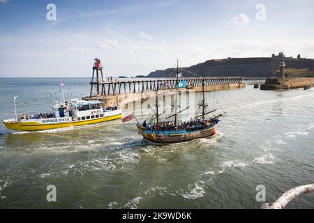WHITBY, Großbritannien - 21. September 2022. Bootsfahrten für Touristen in Whitby Harbour. Endeavour Experience und Summer Queen Stockfoto