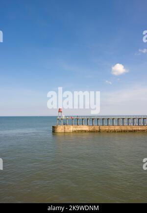 WHITBY, Großbritannien - 21. September 2022. Whitby Hafenmauer mit Nordsee und blauem Himmel Stockfoto