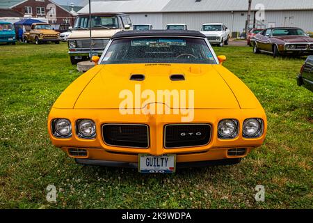 Des Moines, IA - 1. Juli 2022: Blick auf die Vorderseite eines Pontiac GTO Judge Convertible aus dem Jahr 1970 auf einer lokalen Automobilausstellung. Stockfoto