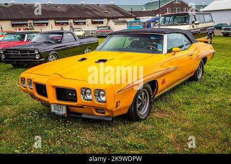 Des Moines, IA - 1. Juli 2022: Blick auf die Ecke eines Pontiac GTO Judge Convertible aus dem Jahr 1970 auf einer lokalen Autoausstellung. Stockfoto