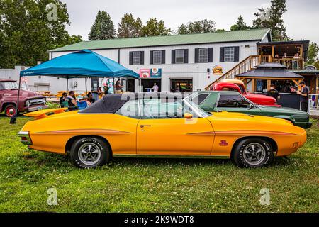 Des Moines, IA - 1. Juli 2022: Seitenansicht eines Pontiac GTO Judge Convertible aus dem Jahr 1970 auf einer lokalen Automobilausstellung. Stockfoto