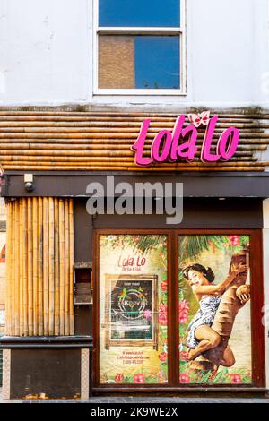 Ein Blick von außen auf den Nachtclub Lola Lo in Cambridge, Großbritannien Stockfoto