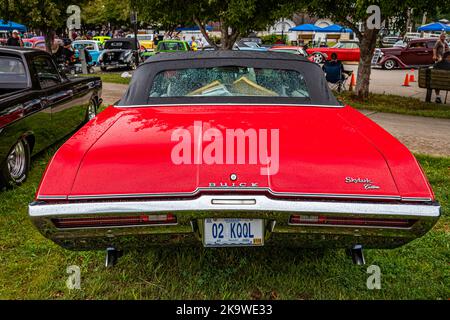 Des Moines, IA - 01. Juli 2022: Hochperspektivische Rückansicht eines Buick Skylark Cabriolets aus dem Jahr 1969 auf einer lokalen Automobilausstellung. Stockfoto