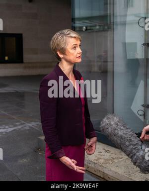 London, England, Großbritannien. 30. Oktober 2022. Shadow-Innenministerin YVETTE COOPER wird vor der BBC gesehen, bevor sie am Sonntag mit Laura Kuensberg in der Fernsehshow auftritt. (Bild: © Tayfun Salci/ZUMA Press Wire) Bild: ZUMA Press, Inc./Alamy Live News Stockfoto