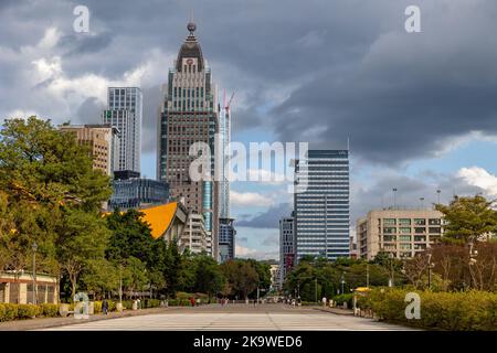 Die Vorderseite der Sun Yat-Sen Memorial Hall und die hohen Gebäude im Xinyi Business District in Taipei, Taiwan. Stockfoto
