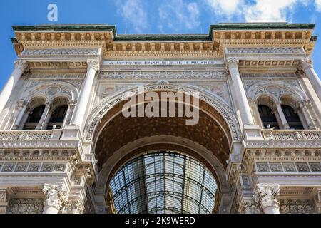 Mailand, Italien - 25. Juni 2022: Eingang zur Gallerie Vittorio Emanuele II in Norditalien. Berühmte Einkaufsgalerie in der Lombardei. Stockfoto