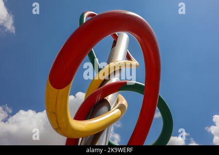 Mailand, Italien - 25. Juni 2022: Nadel, Faden und Knoten im Bahnhof Cadorna. Bunte öffentliche Kunstwerke in der Lombardei. Stockfoto