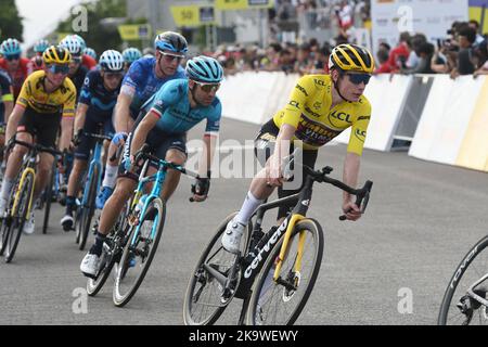 Singapur, Singapur. 30. Oktober 2022. Der Däne Jonas Vingegaard (1. R) vom Team Jumbo-Visma und der Italiener Vincenzo Nibali (2. R) vom Team Astana Qazaqstan nehmen am 30. Oktober 2022 an der Tour de France Singapore Criterium in der Marina Bay, Singapur, Teil. Quelle: Then Chih Wey/Xinhua/Alamy Live News Stockfoto