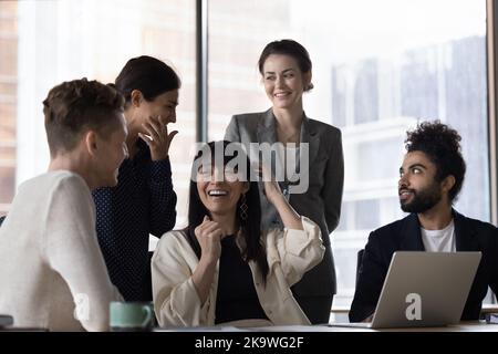 Verschiedene Mitarbeiter haben Spaß Witz im Büro mit Laptop versammelt Stockfoto