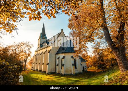 Gotische Kirche in der Stadt Krivoklat. Tschechien Stockfoto