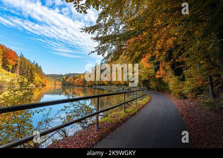 Straße entlang der Moldau in der Herbstsaison. Stockfoto