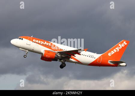 G-EZGO, EasyJet, Airbus A319-100, Abfahrt London Stansted Airport, Essex, Großbritannien am 15. Oktober 2022 Stockfoto