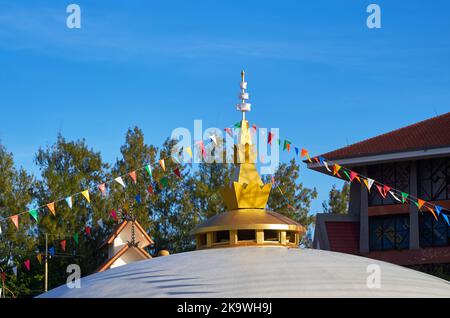 Bunte Flagge des Buddhismus an der goldenen Pagode Stockfoto