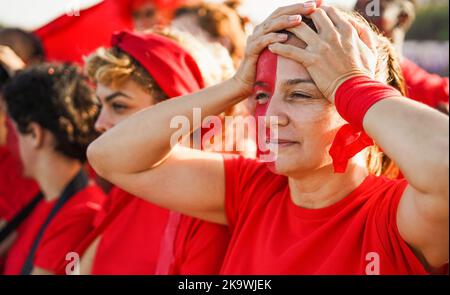 Red Sport Fußball-Fans enttäuscht, als ihr Team verlieren Spiel im Stadion - konzentrieren Sie sich auf ältere Frau Auge Stockfoto