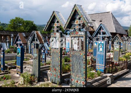 Sapanta, Rumänien - 8. Juli 2022: Fröhlicher Friedhof im Dorf Sapanta, Landkreis Maramures, Rumänien. Stockfoto