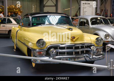 SPEYER, DEUTSCHLAND - OKTOBER 2022: Gelbes elfenbeinfarbenes Cadillac Cabrio Coupé der Serie 62 1953 im Technikmuseum Speyer. Stockfoto