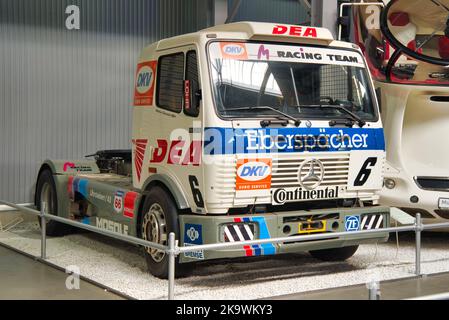 SPEYER, DEUTSCHLAND - OKTOBER 2022: Weißer Mercedes-Benz SK Schwere Klasse LKW 1989 im Technikmuseum Speyer. Stockfoto