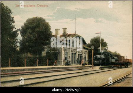 Gleisseite von Bahnhof und Bahnsteig mit Reisen und Zug. Stockfoto