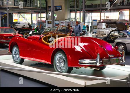 SPEYER, DEUTSCHLAND - OKTOBER 2022: Roter Jaguar XK150 XK 150 1957 Cabrio-Roadster im Technikmuseum Speyer. Stockfoto