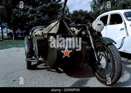 Alte Three-Wheeled Tricar, Grau Motorrad mit Seitenwagen deutscher Soldaten des 2. Weltkrieges. Stockfoto