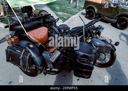 Alte Three-Wheeled Tricar, Grau Motorrad mit Seitenwagen deutscher Soldaten des 2. Weltkrieges. Stockfoto