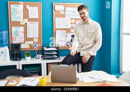 Junge kaukasische Geschäftsarbeiterin mit Videoanruf im Büro Stockfoto