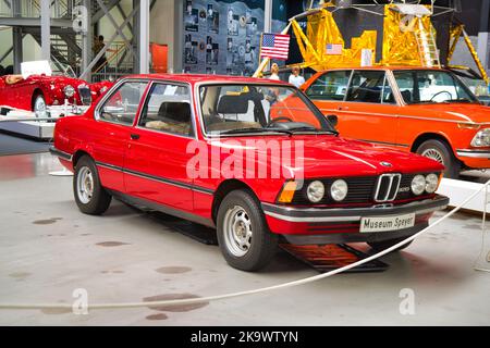 SPEYER, DEUTSCHLAND - OKTOBER 2022: Roter BMW 3 3er Series E21 Retro-Wagen im Technikmuseum Speyer. Stockfoto