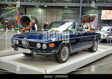 SPEYER, DEUTSCHLAND - OKTOBER 2022: Blauer BMW E9 2800 CS 1968 Retro-Wagen im Technikmuseum Speyer. Stockfoto