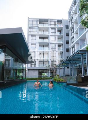 Ein paar Männer und Frauen im Pool einer Ferienwohnung. Stockfoto