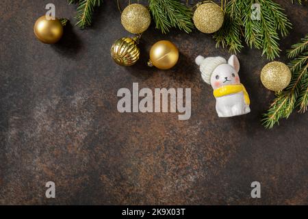 Weihnachten braun Stein Hintergrund mit Weihnachtsbaum und Goldkugeln Dekor. Symbol des Jahres Lunar chinesischen Kalender, Jahr des Kaninchens. Blick von oben. Stockfoto