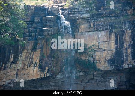 Die Mendri Ghumar Wasserfälle sind ein saisonaler und natürlicher Wasserfall, der sich etwa 44 Kilometer westlich von Jagdalpur befindet Stockfoto