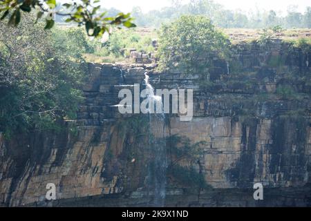 Die Mendri Ghumar Wasserfälle sind ein saisonaler und natürlicher Wasserfall, der sich etwa 44 Kilometer westlich von Jagdalpur befindet Stockfoto