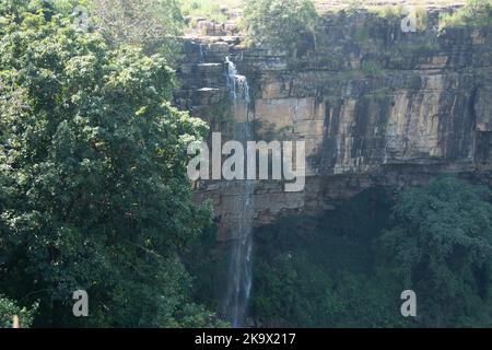 Die Mendri Ghumar Wasserfälle sind ein saisonaler und natürlicher Wasserfall, der sich etwa 44 Kilometer westlich von Jagdalpur befindet Stockfoto