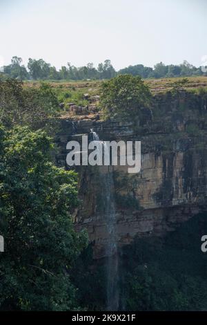 Die Mendri Ghumar Wasserfälle sind ein saisonaler und natürlicher Wasserfall, der sich etwa 44 Kilometer westlich von Jagdalpur befindet Stockfoto