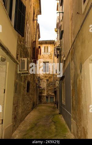 Eine ruhige Seitenstraße im historischen mittelalterlichen Zentrum von Piran an der Küste Sloweniens Stockfoto